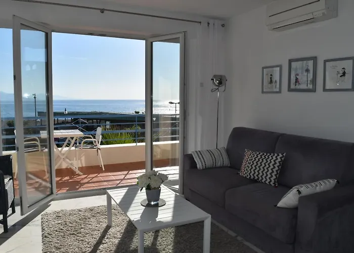 Luxury Seaview Belvedere, Apt A 昂蒂布